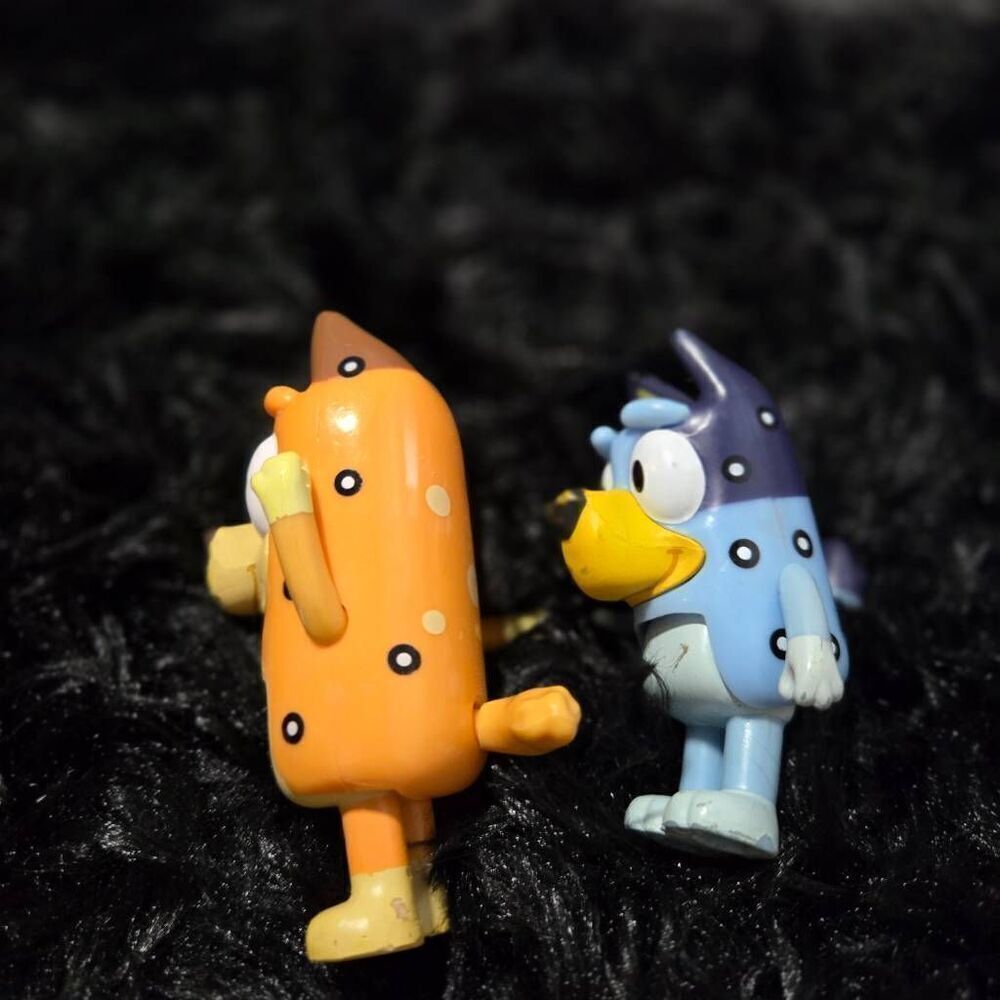 Bluey and Mom Chili Toy Figures with spots - Picture 3 of 3